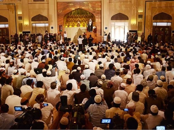 Px24-045
LAHORE: Apr24 - Imam e Kaaba Sheikh Khalid Al Ghamidi delivering the Friday sermon at Grand Jamia Masjid Bahria Town to offer Friday prayers.
ONLINE PHOTO by Sajid Rana